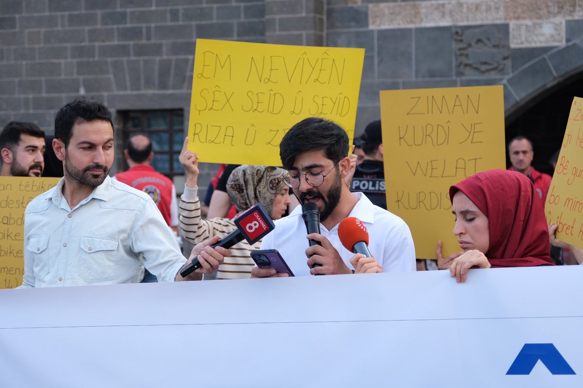 ezqesim's tweet photo. Tevgera Vejînê Ya Kurdistanê îro li ber Mizgefta Mezin a Diyarbekirê ji bo hevalên xwe yê girtî (Ferîd Azad û Faîq Teyran) çalakiya rûniştinê li dar xist. https://t.co/T2V1eE5nnp
