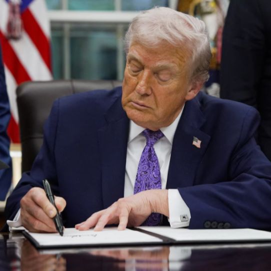 GOP__Ls's tweet photo. 🚨 Trump donor Adam Kidan went to prison after stealing tens of millions from investors.

Trump just pardoned him, allowing him to keep $21.7 million in stolen funds. https://t.co/pKYDF1M0Iy