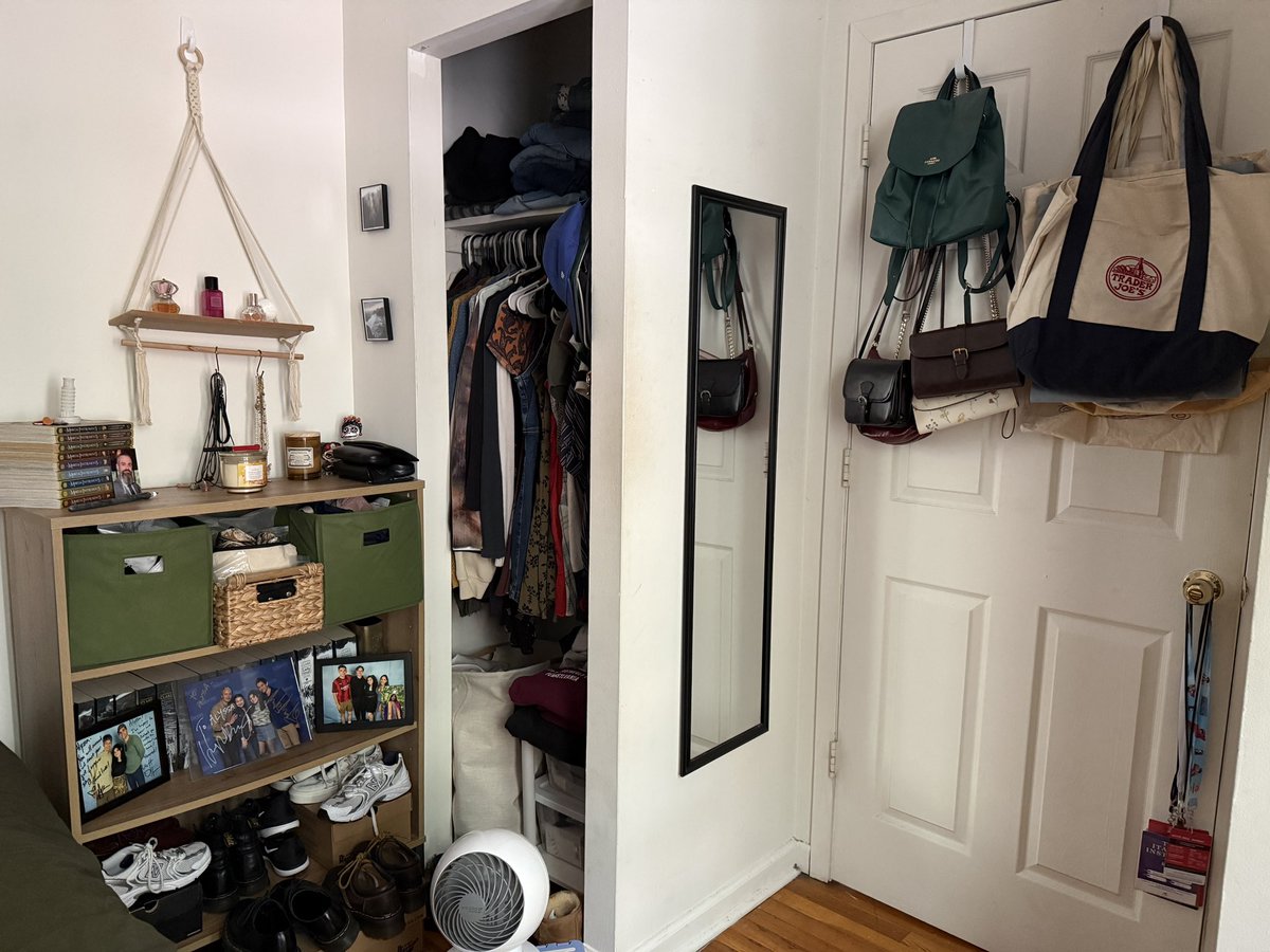 imsalsay's tweet photo. bedroom of a chronically ill 25 year old woman

(who watches a lot of movies and reads because all my money goes to nyc rent) https://t.co/MYqi9KChr0