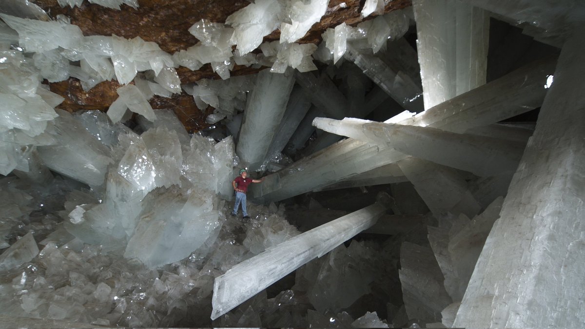 vibingleaf's tweet photo. This photo feels so surreal. Giant crystals in a cave are a thing https://t.co/AoB9nKFfWU