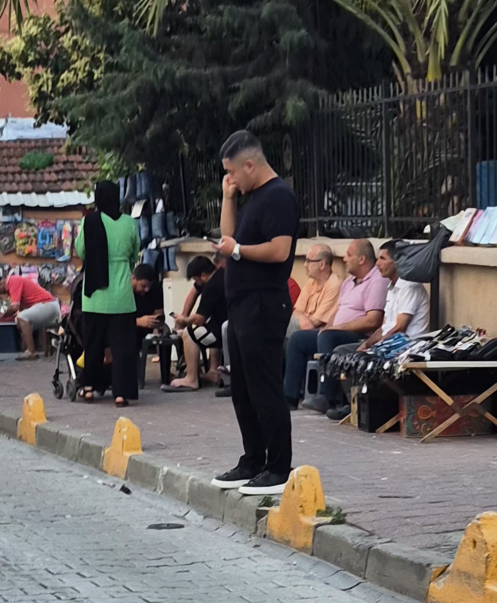 akv1972's tweet photo. @FatihBelediye Yer.. Kocamustafa Paşa İskender Çelebi camii önü...karşısındaki cay ocağı tabureleri koymuş oraya..kahvehaneye çevirmiş..bayanlar kaldırımdan rahat geçemiyor..bi zahmet ilgilenin...iyi çalışmalar... https://t.co/t4NhdnD3gj