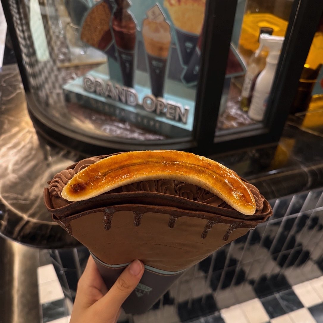 viawriter's tweet photo. <고디바크레페 신세계강남점> 아직 젊을 때 튀김을 배불리 먹어둘 것-에 하나 더 추가. 한살이라도 어릴때 이걸 먹어두십시오… 바나나 브륄레 초콜릿 크레페(11500원) 맛있는 초콜릿 크레페에 초콜릿 크림에 바나나인데 다못먹겠어요. 단거좋아 인간인데 노화를 이런데서 느낌ㅠ 많이 먹어둬라 님들은 https://t.co/I5C39dhZQC