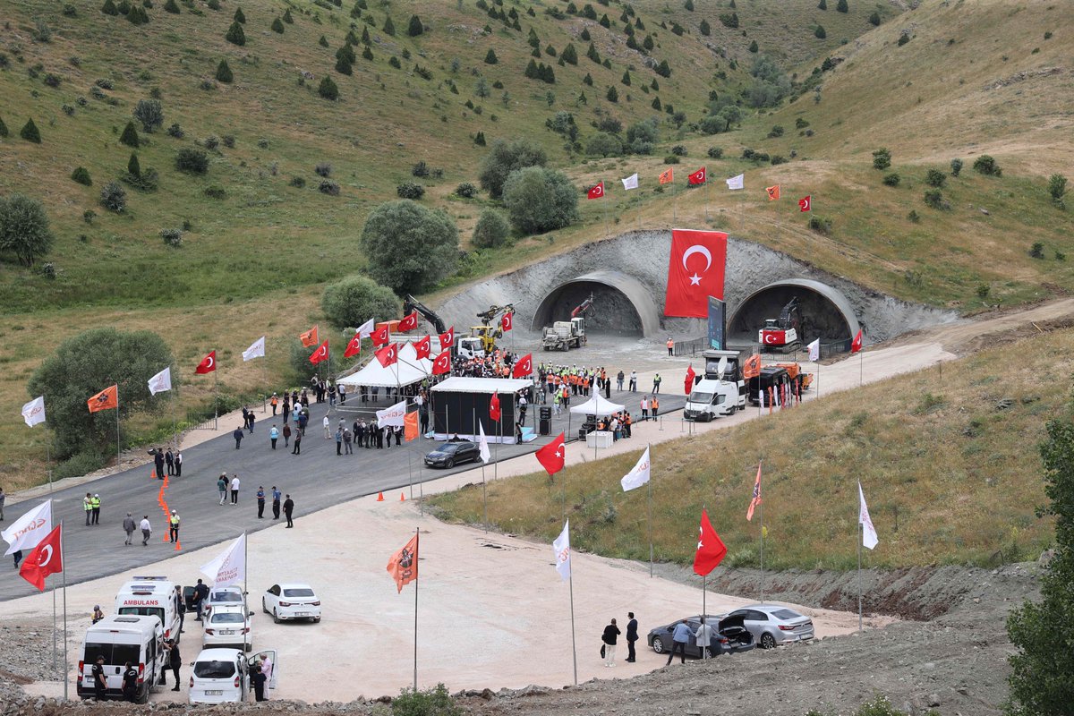 ntv's tweet photo. ÖLÜM VİRAJI KABUSU BİTECEK
Yol 5 dakikaya düşecek, yıllık 371 milyon lira tasarruf sağlanacak

https://t.co/C0TXTIzICy

Foto: AA https://t.co/f2YHG7oSro