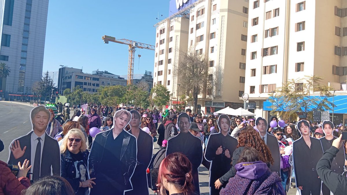 _beleenix_'s tweet photo. Mrs Lee cuidando de que no se lleven a los chicos en el zorrillo 
#BTSALNACIONAL #BTSENCHILE #BTSCHILE #QUEREMOSABTSENELNACIONAL https://t.co/TUVTdVkU4k