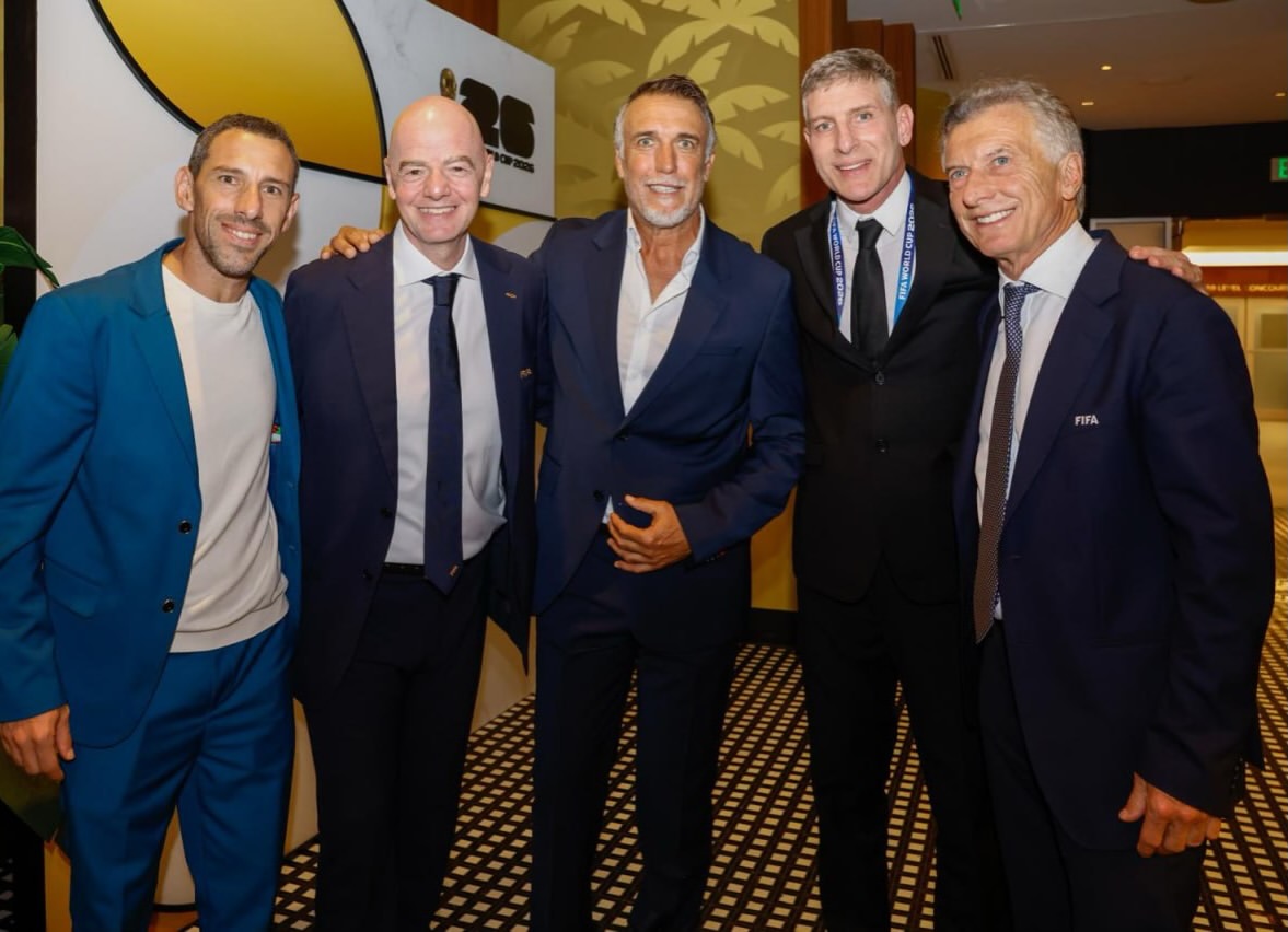 zenozain_carlos's tweet photo. Mauricio Macri junto a Maxi Rodríguez, Gianni Infantino, Gabriel Batistuta y Martín Palermo en el #MundialDelFútbol2026 
Fuente: IG de Mauricio Macri
#BuenDomingo https://t.co/2r1j8tjKms