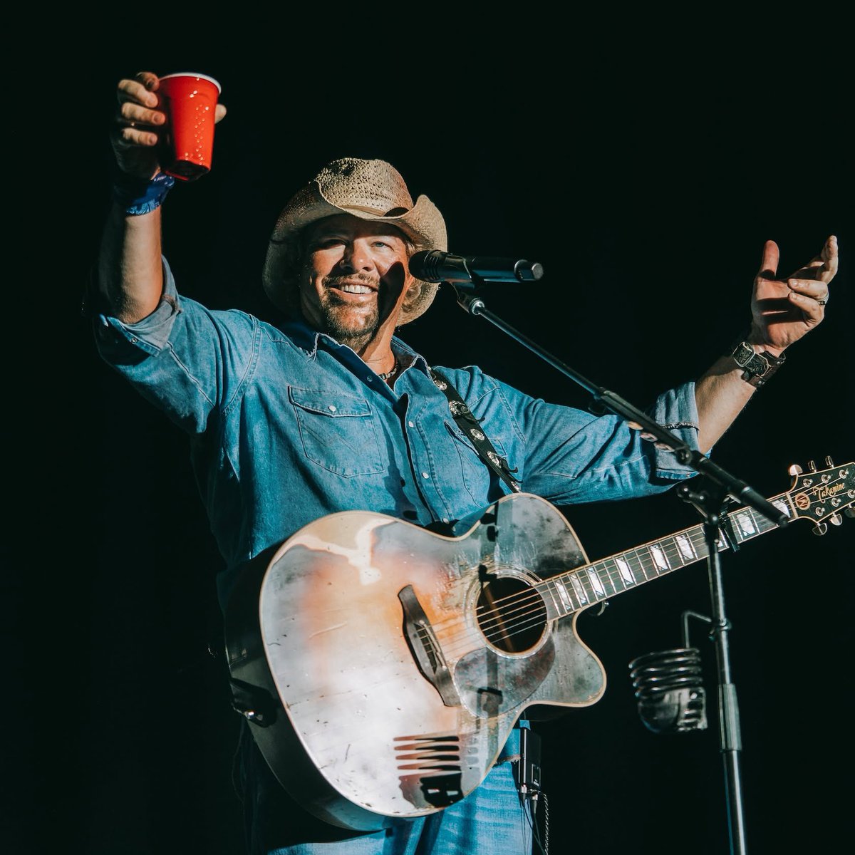CountryCentral's tweet photo. Toby Keith's "Courtesy of the Red, White, and Blue (The Angry American)" is the No.1 song on Apple Music (all-genre). https://t.co/IfvlUeyx7D