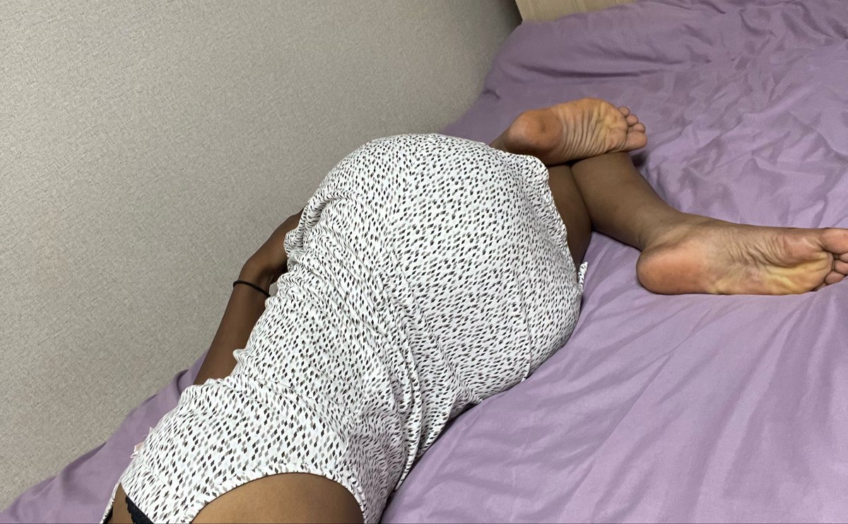sunia_snow's tweet photo. Les pieds d’une Reine ébène te font trembler comme une feuille :3
#findom #soumis #cuck #feet #fantasm https://t.co/l323eH68Ys