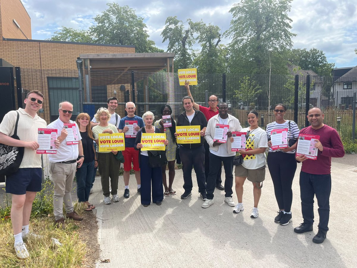 MrOkereke's tweet photo. 🌹 Greenwich goes to Lambeth 🌹

Great to join @LambethLabour &amp; @clairekholland on the #LabourDoorstep campaigning in the Clapham Park by-election for the excellent @LouieSomerville with @AsliMohammed101, @jahdia_spencer, @OsagyefoKwame_ &amp; birthday boy @RajaZeeshan83! https://t.co/BLVbKTdaFw