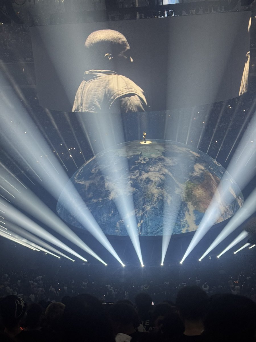 abraxas_ow's tweet photo. wow . what a concert https://t.co/mWj26DGcS5