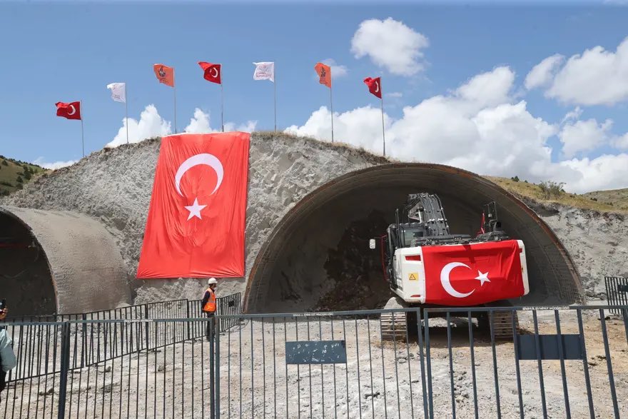 trhaber_com's tweet photo. Ölüm virajı kabusu bitecek, yol 5 dakikaya düşecek

▪️Ulaştırma ve Altyapı Bakanı Abdulkadir Uraloğlu, Çamlıbel Tüneli ile ulaşım kotunu 286 metre aşağı çekip 1684 metreden 1398 metreye indireceklerini ve 13 keskin virajı baypas edeceklerini belirterek, "Güzergahı 2,3 kilometre kısaltarak seyahat süresini 5 dakikaya düşüreceğiz." dedi.