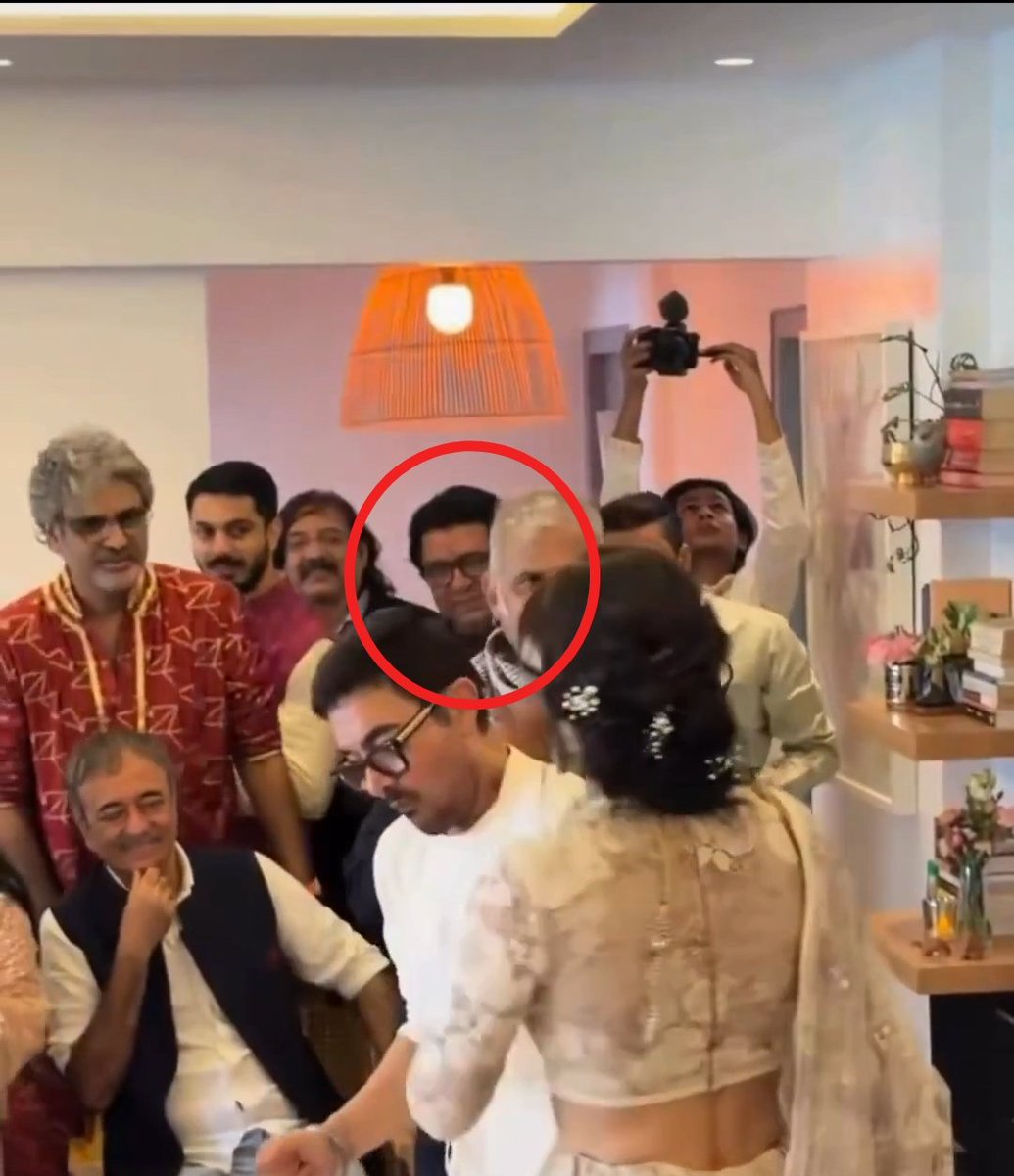 mangeshspa's tweet photo. "बेगानी शादी में अब्दुल्ला साॅरी राज ठाकरे दिवाना"

मनसैनिक सोशल मीडिया वर साहेब यँव साहेब टँव करत असतात आणि तिकडे साहेबांना कुणी भाव सुद्धा देत नाही.

मनसैनिकांचा जोर फक्त हिंदूंवरच चालतो, कठमुल्ल्यांसमोर ते नांग्या टाकतात

बाकी दोन्ही ठाकरे जेवणावळी झोडण्यासाठी कुणाकडेही जातात https://t.co/o9YQR25bxn