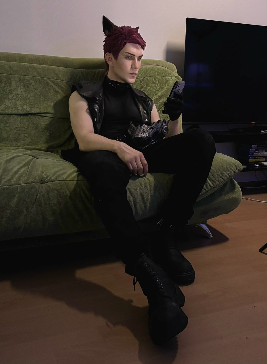 rivnir_'s tweet photo. Valko is watching the news to see if he’s been back in the game

#Valko #JusticeForValko #恋与深空 #敖尹 #LoveAndDeepspace #BringValkoBack #SaveValko #BringBackValko
#LADSValkoReturn https://t.co/NPXPK7QfCo