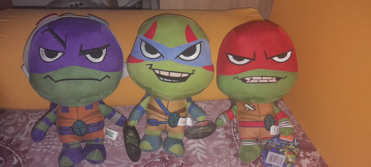 Shikeru5's tweet photo. HOLY SHIT GUYS GUESS WHO FOUND THEM AT 50 EUROS IN A NOWHERE PLACE AT 40 MINS FROM HOME. CASUALLY.
#rottmnt #unpauserottmnt #saverottmnt https://t.co/cMZ3nIMCZ3