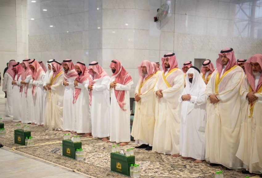 Namktik's tweet photo. ملوك الانتصارات الوهميه 

الملك سلمان في عزاء اخته جواهر بنت عبدالعزيز رحمها الله لابس بشت ابيض 

ومحمد بن سلمان في عزاء عمه الامير ممدوح رحمه الله لبس بشت ابيض https://t.co/X6hpH9Gb21