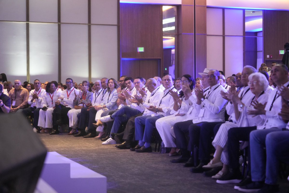 SanzLovaton's tweet photo. También renovamos nuestro compromiso de seguir trabajando por la transformación de la República Dominicana. Los avances logrados bajo el liderazgo del presidente @luisabinader son el resultado del esfuerzo de miles de dirigentes y militantes que creemos en un mejor país. https://t.co/vHFhYZQMff