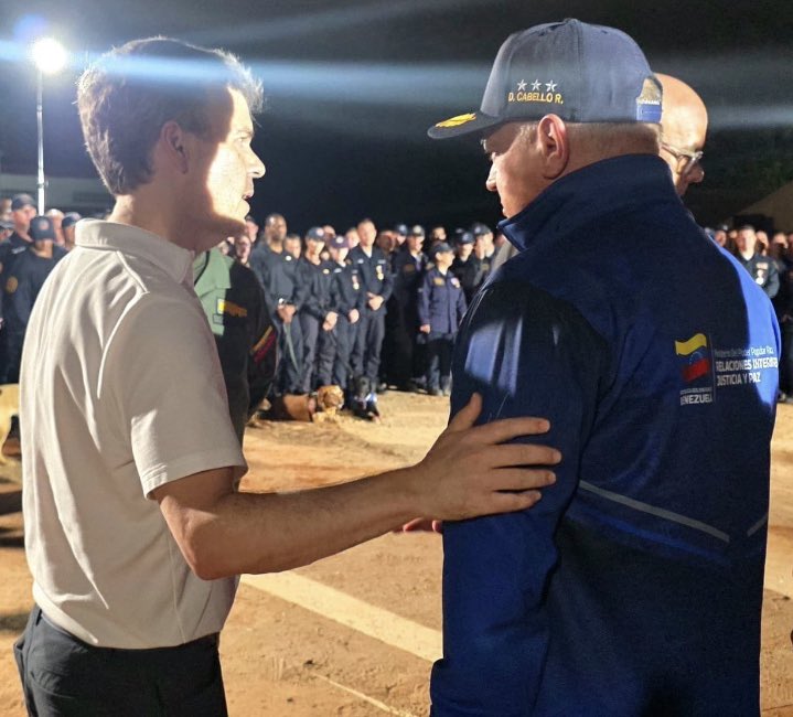GuillermoPinero's tweet photo. Todos los venezolanos de bien, queremos saber que significa esta imagen, solo falta un abrazo entre John M. Barrett y Diosdado Cabello. 

All decent Venezuelans want to know what this image means; all that's missing is a hug between John M. Barrett and Diosdado Cabello. @SecRubio https://t.co/qc6oXjQv87