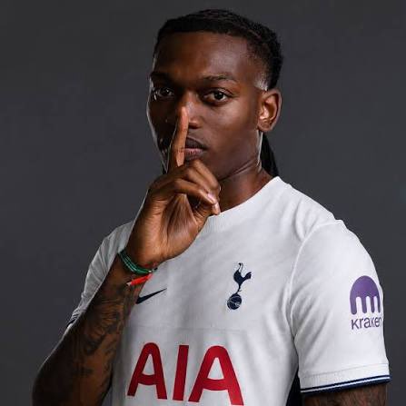 71dd0_'s tweet photo. The concept of Roberto De Zerbi getting his hands on Rafael Leão is borderline unfair.

Imagine sorting the engine room with Fernandes and Tonali, only to turn around and weaponise an absolute transition machine out wide. 

Mendes has already given us the green light on terms, and the €60m layout is a complete steal for a former Serie A MVP who clocks a casual 36.5 km/h. 

Vinai is genuinely building an absolute juggernaut here 🇵🇹 

#THFC #COYS