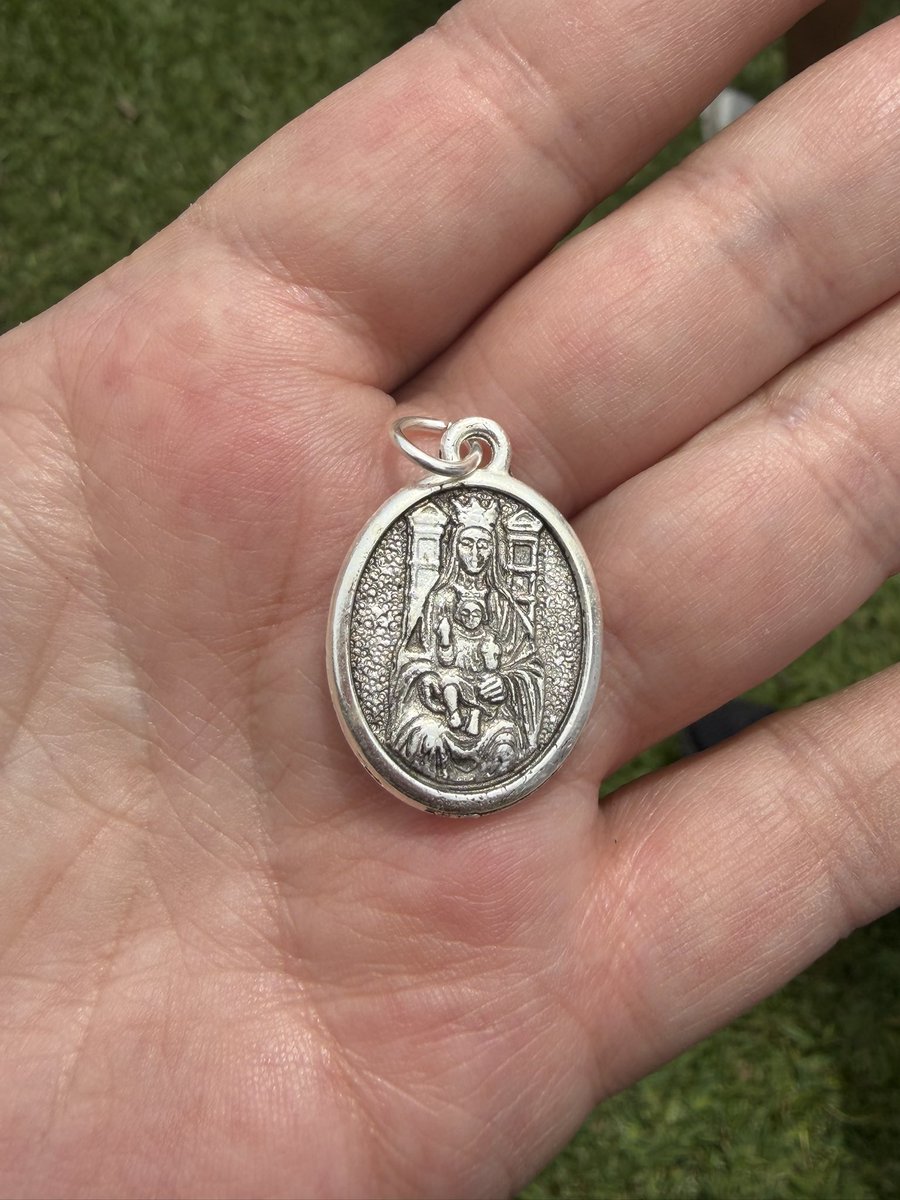 gash276's tweet photo. Nos regalaron medallitas la Virgen de Coromoto en la misa https://t.co/tcG5tTaaZb