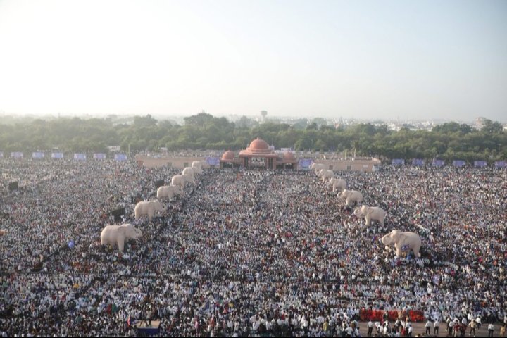 voice_ofBSP's tweet photo. ये भीड़ नहीं, ये विश्वास है
ये शोर नहीं, ये इतिहास है
जिस्म झुके न जब कभी,
वो जज़्बा है मायावती नाम का

हाथी जब चलता है,
तो रास्ते खुद बन जाते हैं,
क्योंकि ये लीडर नहीं,
बहुजन समाज की शान है मायावती!

नारी शक्ति, बहुजन की उम्मीद,
मायावती ही हमारी हक़ीक़त, मायावती ही हमारी जीत!🐘 https://t.co/PmbuXxNG7D