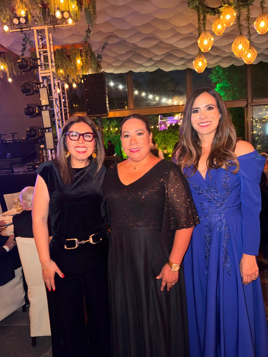 GenovevaHuerta's tweet photo. 🛟 @Rotary es sinónimo de servicio, solidaridad y compromiso con las causas que más necesitan de nuestra ayuda.

Ayer atendí con mucho gusto la invitación de Naguibe Sánchez a su toma de compromiso como gobernadora de Rotary. Fue un honor acompañarla junto con mi querida amiga @CaroBeauregard y mi compañero de vida, @IrvingVargasRam, en un evento que nos recordó que cuando las organizaciones altruistas, la iniciativa privada y quienes servimos desde lo público sumamos esfuerzos, logramos transformar vidas y dejar una huella positiva en nuestras comunidades.

¡Muchas felicidades, Naguibe! Les deseo el mayor de los éxitos en esta nueva etapa de servicio. 🙏🏻