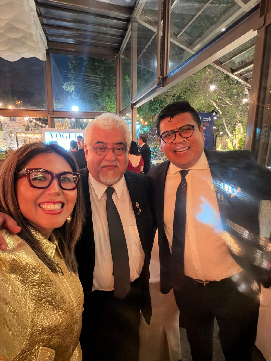 GenovevaHuerta's tweet photo. 🛟 @Rotary es sinónimo de servicio, solidaridad y compromiso con las causas que más necesitan de nuestra ayuda.

Ayer atendí con mucho gusto la invitación de Naguibe Sánchez a su toma de compromiso como gobernadora de Rotary. Fue un honor acompañarla junto con mi querida amiga @CaroBeauregard y mi compañero de vida, @IrvingVargasRam, en un evento que nos recordó que cuando las organizaciones altruistas, la iniciativa privada y quienes servimos desde lo público sumamos esfuerzos, logramos transformar vidas y dejar una huella positiva en nuestras comunidades.

¡Muchas felicidades, Naguibe! Les deseo el mayor de los éxitos en esta nueva etapa de servicio. 🙏🏻