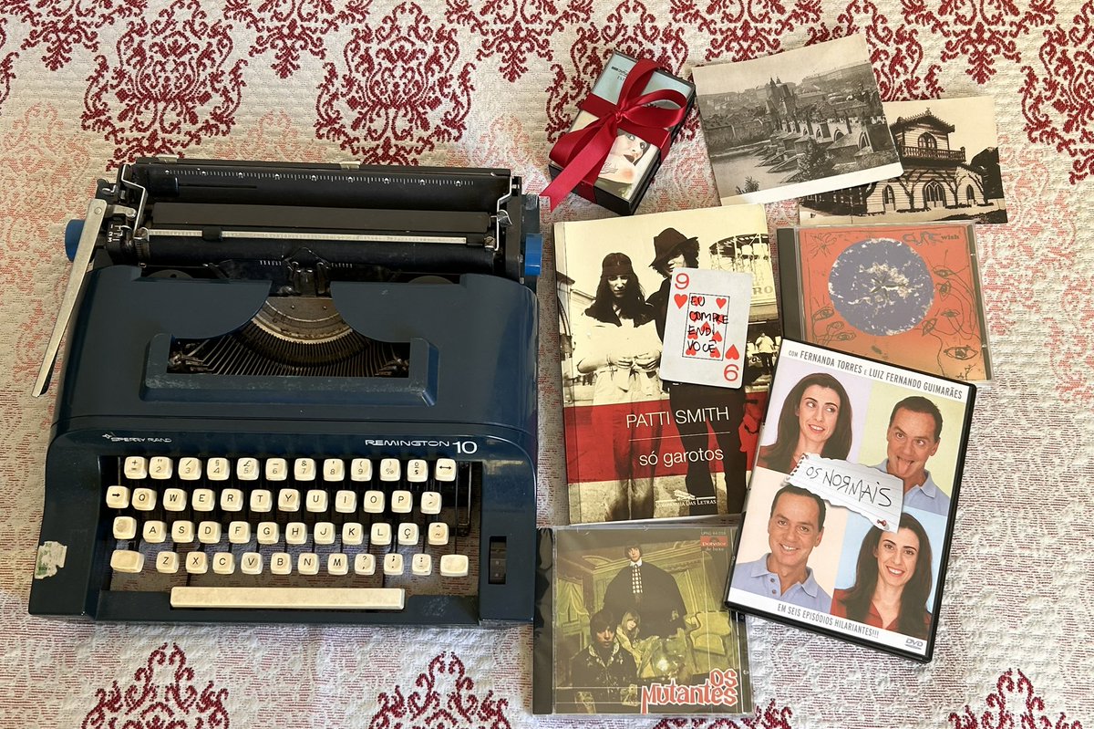 tumblrblueskies's tweet photo. emocionado com cada item que ganhei de aniversário meus amigos me conhecem estranhamente bem 🥺 https://t.co/HUtER8whdg
