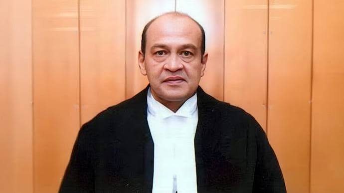 MumbaichaDon's tweet photo. I think Modi Sarkar has decided to complete full circle of Humiliation for Judge Yashwant Varma.
After Judiciary trying to save him with so-called inhouse enquiry, he resigned under pressure after impeachment motion was moved against him in Parliament. But Modi Sarkar played smart & his resignation is not yet accepted by President. The sword of impeachment still hangs on his head.
Now Lok Sabha Speaker .@ombirlakota Ji to table the inquiry panel's sealed report during Monsoon Session.
The report could pave way for impeachment proceedings if political parties build a consensus which isn't difficult after CONgress tried to play smart with such impeachment motion in Rajya Sabha in coordination with Jagdeep Dhankhar.
Varma's resignation is still awaiting the President's approval & he's still on the rolls of the Allahabad High Court.
That paves way for impeachment motion going through...leading to humiliating termination of a judge accused of Corruption.
Jana toh pakka hai, formally through Resignation or humiliatingly through impeachment.... is the only question!