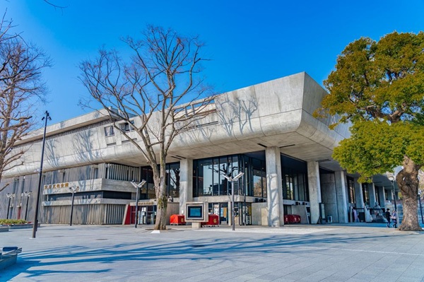 amoena12's tweet photo. @M26y_mjt 上野駅公園口を出て上野動物園（上野恩賜公園）方向へ歩いて行った所にある東京文化会館前。右手は西洋博物館。でもこんなところでイベントやるんです？ https://t.co/lKZWDVP4VP