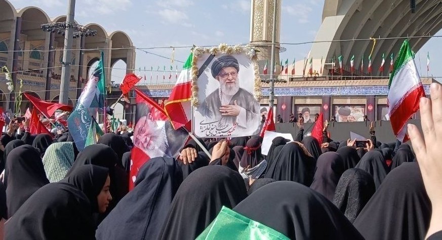 talkhand_3015's tweet photo. این عکس رو که بالا می‌گیرن، انگار داره به جمعیت افتخار می‌کنه  اگر خودش هم اینجا بود، قطعاً با همین خنده‌هاش می‌گفت دمتون گرم که هوای کشور رو دارین می‌دونست این‌ها اگه اراده کنن، تا تهِ تهش پایِ اون چیزی که می‌خوان می‌ایستن، واسه همینم انقدر قبولشون داشت.

#باید_برخاست
#کشور_دوست https://t.co/Pjn2QlrIWV