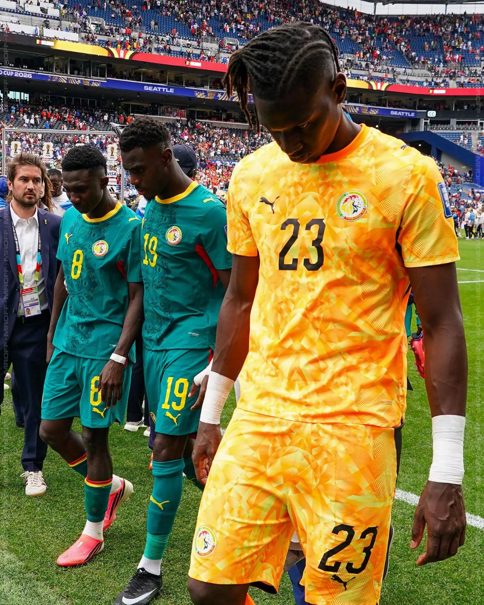 MrOFFSIDER's tweet photo. La selección de Senegal vive un calvario. Luego que no les pagaran sus primas, los alojaran en un hotel de dudosa calidad y que tengan que pedir cada quien su comida, ahora están varados en Seattle porque su federación no les reservó vuelo de regreso. https://t.co/tuxWtYxc7z