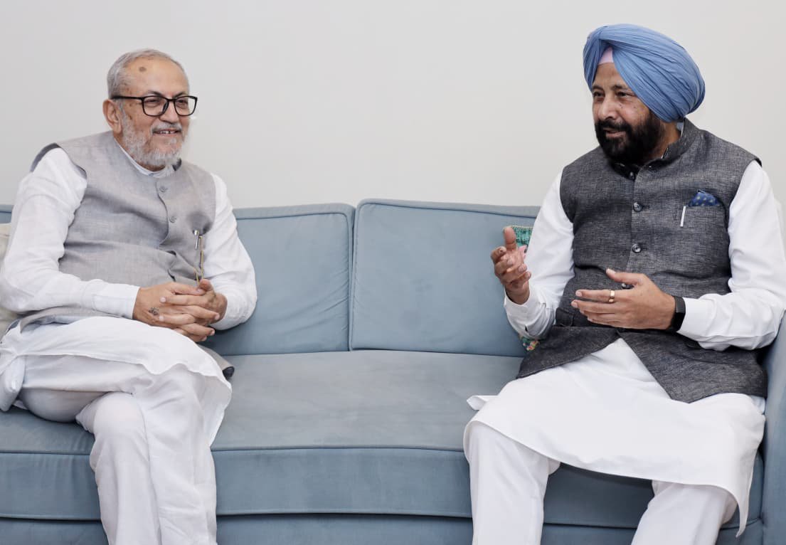 KewalDhillonPB's tweet photo. ਅੱਜ ਮੈਂ ਪ੍ਰਮੁੱਖ ਰਾਸ਼ਟਰਵਾਦੀ ਹਿੰਦੀ ਅਖ਼ਬਾਰ ਦੈਨਿਕ ਉੱਤਮ ਹਿੰਦੂ ਦੇ ਮੁੱਖ ਸੰਪਾਦਕ ਸ਼੍ਰੀ ਇਰਵਿਨ ਖੰਨਾ ਜੀ ਅਤੇ ਸ਼੍ਰੀ ਰਿਤਿਨ ਖੰਨਾ ਜੀ ਦੇ ਗ੍ਰਹਿ ਵਿਖੇ ਸ਼ਿਸ਼ਟਾਚਾਰ ਮੁਲਾਕਾਤ ਕੀਤੀ।

ਇਸ ਦੌਰਾਨ ਸਮਕਾਲੀ ਮੁੱਦਿਆਂ, ਮੀਡੀਆ ਦੀ ਰਾਸ਼ਟਰ ਨਿਰਮਾਣ ਵਿੱਚ ਭੂਮਿਕਾ ਅਤੇ ਪੰਜਾਬ ਨਾਲ ਜੁੜੇ ਅਹਿਮ ਵਿਸ਼ਿਆਂ ’ਤੇ ਸਾਰਥਕ ਵਿਚਾਰ-ਵਟਾਂਦਰਾ ਹੋਇਆ।

ਇਸ ਨਿੱਘੇ ਸਤਿਕਾਰ ਅਤੇ ਸਨੇਹ ਲਈ ਖੰਨਾ ਪਰਿਵਾਰ ਦਾ ਦਿਲੋਂ ਧੰਨਵਾਦ।

@narendramodi @AmitShah @NitinNabin @blsanthosh