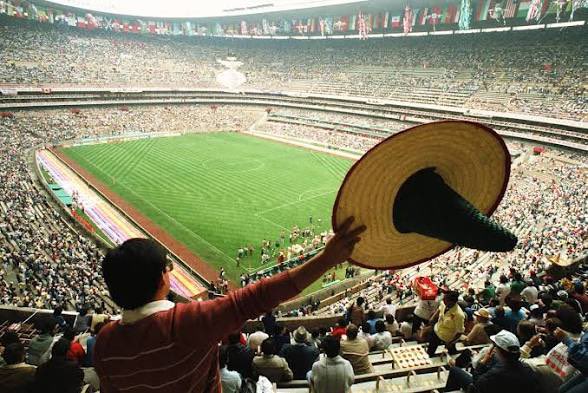ikecarrera's tweet photo. Hoy México no juega sólo un partido, juega contra esa costumbre de pensar que la historia siempre les ocurre a otros; juega contra sus propios fantasmas, contra las noches que terminaron demasiado pronto y contra esa resignación que tantas veces se disfraza de prudencia. Pero hay días, pocos, en los que el fútbol abre una puerta que parecía cerrada desde la infancia, y detrás de esa puerta no está únicamente la victoria, sino la posibilidad de volver a creer sin pedir perdón por hacerlo. La historia nos espera, sí, pero no como una estatua inmóvil ni como una sentencia escrita por adelantado, sino como algo que todavía puede ser empujado, ganado con una carrera más, con un país entero conteniendo el aliento. Que México salga entonces a jugar como quien sabe que el destino no se consulta, se desafía.