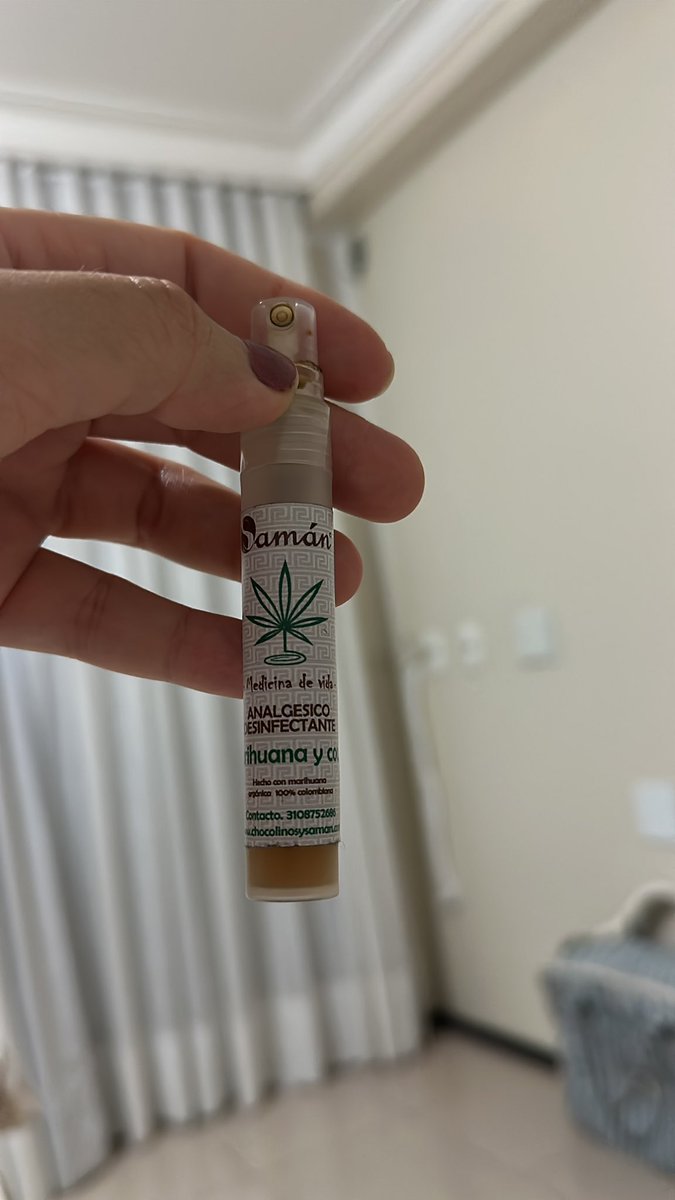 luanyl's tweet photo. Hj é eu e meu analgésico de garganta q trouxe da Colômbia contra o MUNDO!!! https://t.co/uvbLylBW8U