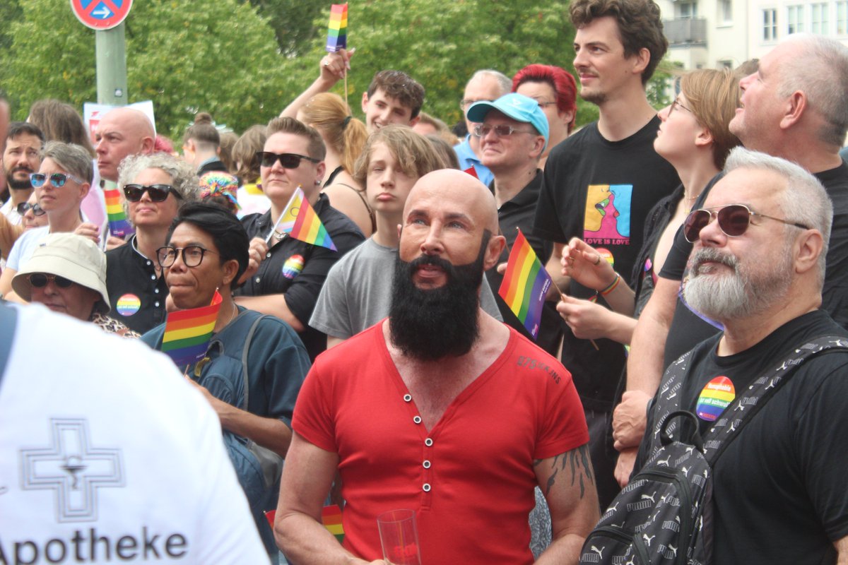 _Kaliido_'s tweet photo. Ich frage mich gerade: Ist der Bart echt oder gehört er zum Styling? 🤔🌈

#CSD #CSD2026 #Cologne #Köln #Pride #PortraitPhotography #Photography https://t.co/17BE6bathN