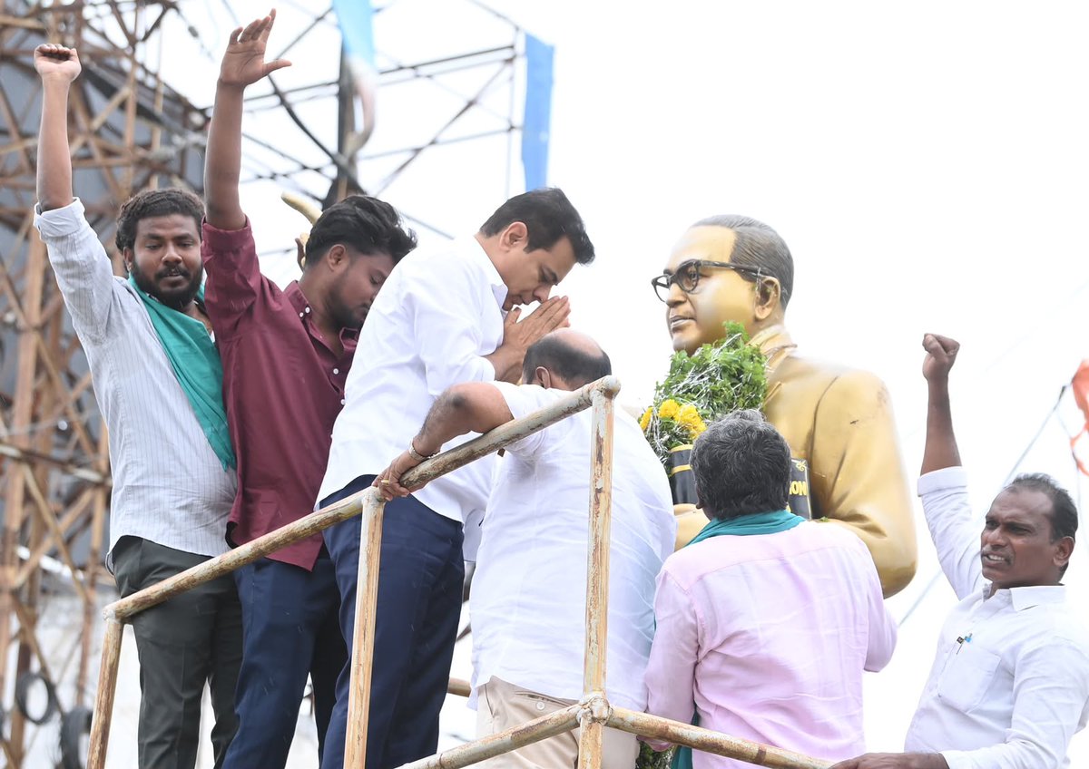 dc_onteru's tweet photo. కన్నెపల్లి పంప్ హౌస్ సందర్శనకు వెళ్తూ మార్గమధ్యంలో హనుమకొండ జిల్లా పరకాలలో డాక్టర్ బి.ఆర్. అంబేద్కర్ గారి విగ్రహానికి పూలమాల వేసి ఘనంగా నివాళులర్పించడం జరిగింది. https://t.co/sG7AiADjEJ