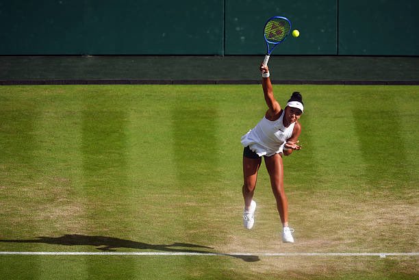 TheTennisLetter's tweet photo. Naomi Osaka wins the 1st set 6-2 against Aryna Sabalenka at Wimbledon. 

Out-hitting the world No. 1. 

🇯🇵❤️ https://t.co/XplEli7QlZ