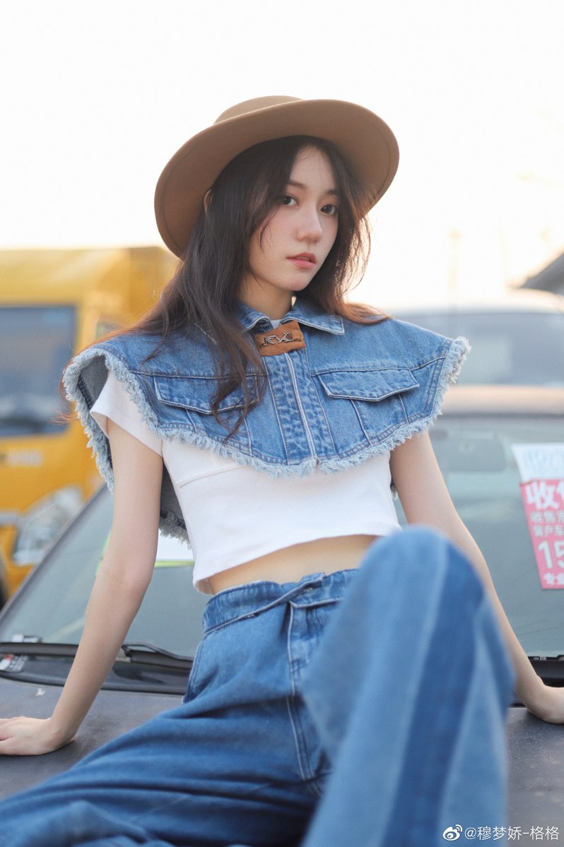 iihbmm's tweet photo. #意淫 #骚脸 #婊子 #羞辱 #母狗 #骚货 #身材 #女明星
这个天津出生的2005的回族小骚货——大眼睛长发、牛仔装裹着细腰翘臀，看得人鸡巴瞬间硬爆！乖乖女脸蛋下藏着多么欠操的身体啊，幻想把她按在车上撕烂衣服，从正面猛干小嘴到后面狂插嫩逼，射满她全身精液！ https://t.co/Cu1lE8f6zb