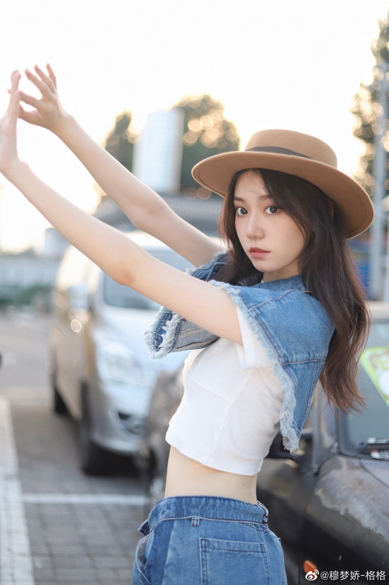 iihbmm's tweet photo. #意淫 #骚脸 #婊子 #羞辱 #母狗 #骚货 #身材 #女明星
这个天津出生的2005的回族小骚货——大眼睛长发、牛仔装裹着细腰翘臀，看得人鸡巴瞬间硬爆！乖乖女脸蛋下藏着多么欠操的身体啊，幻想把她按在车上撕烂衣服，从正面猛干小嘴到后面狂插嫩逼，射满她全身精液！ https://t.co/Cu1lE8f6zb