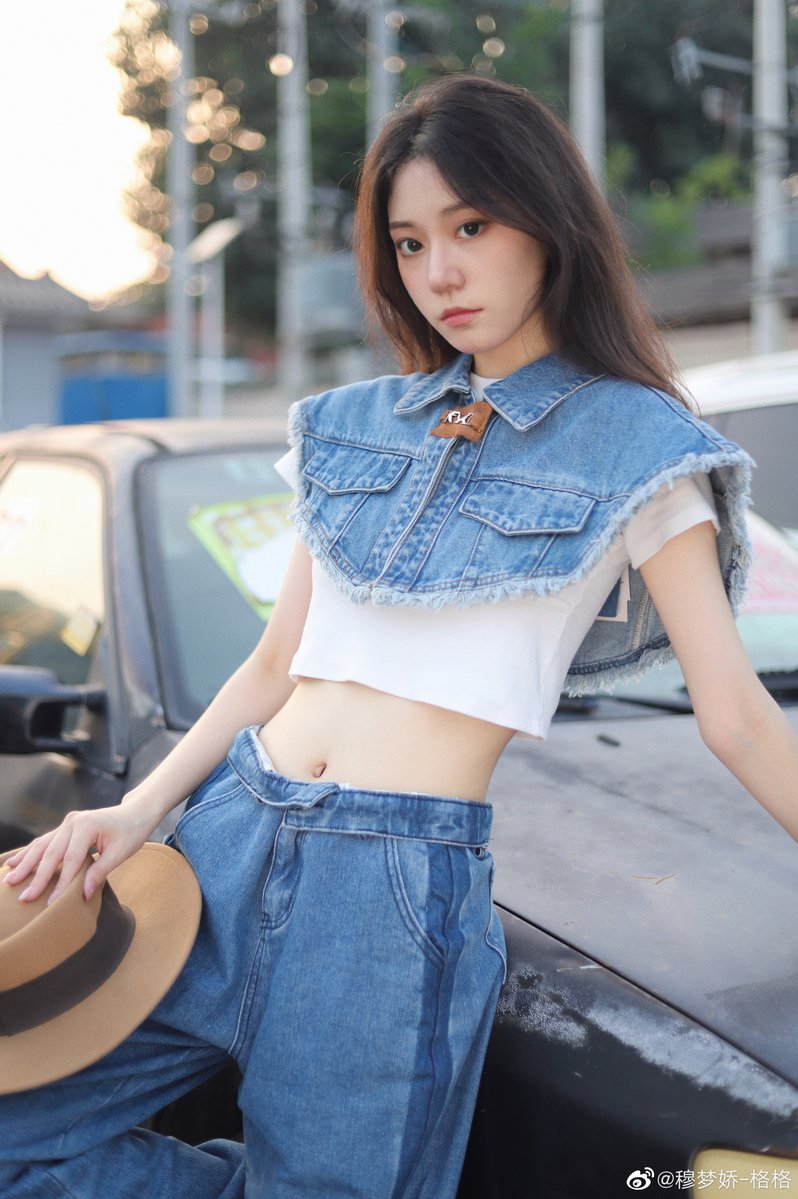 iihbmm's tweet photo. #意淫 #骚脸 #婊子 #羞辱 #母狗 #骚货 #身材 #女明星
这个天津出生的2005的回族小骚货——大眼睛长发、牛仔装裹着细腰翘臀，看得人鸡巴瞬间硬爆！乖乖女脸蛋下藏着多么欠操的身体啊，幻想把她按在车上撕烂衣服，从正面猛干小嘴到后面狂插嫩逼，射满她全身精液！ https://t.co/Cu1lE8f6zb