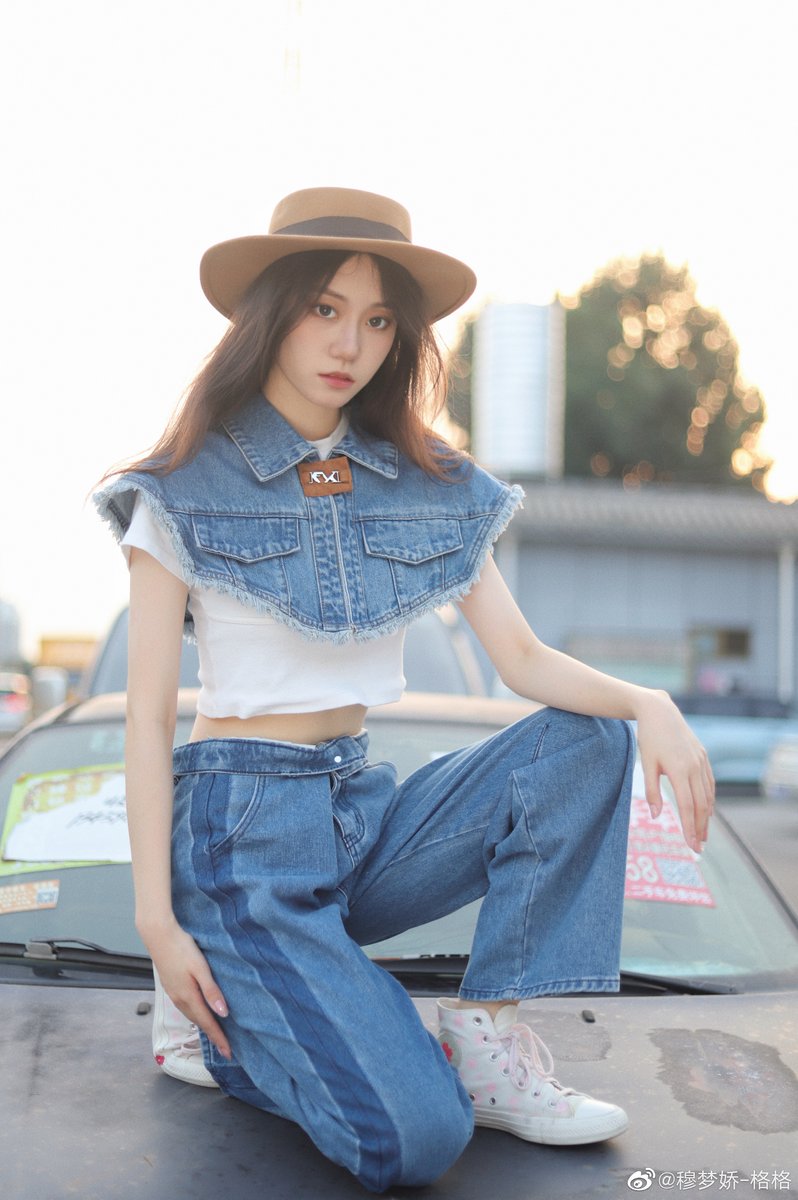 iihbmm's tweet photo. #意淫 #骚脸 #婊子 #羞辱 #母狗 #骚货 #身材 #女明星
这个天津出生的2005的回族小骚货——大眼睛长发、牛仔装裹着细腰翘臀，看得人鸡巴瞬间硬爆！乖乖女脸蛋下藏着多么欠操的身体啊，幻想把她按在车上撕烂衣服，从正面猛干小嘴到后面狂插嫩逼，射满她全身精液！ https://t.co/Cu1lE8f6zb