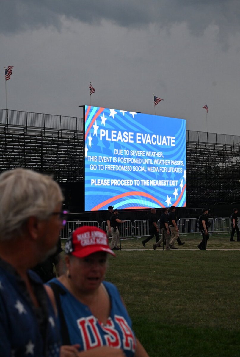 ferald_gord's tweet photo. photo journalists were locked the fuck in during the dc 4th of july events https://t.co/jAwttzlh1i