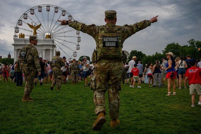 ferald_gord's tweet photo. photo journalists were locked the fuck in during the dc 4th of july events https://t.co/jAwttzlh1i
