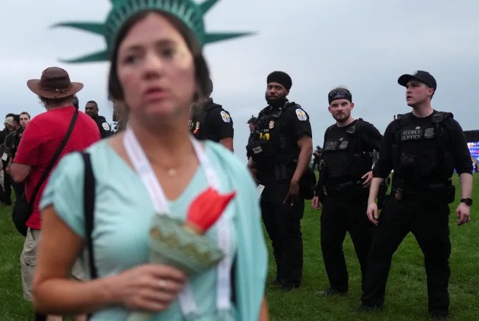 ferald_gord's tweet photo. photo journalists were locked the fuck in during the dc 4th of july events https://t.co/jAwttzlh1i