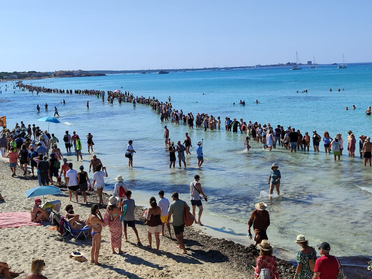 EuibMallorca's tweet photo. ECOLOGISME | @EuibMallorca forma part de la cadena humana per la defensa de Es Trenc. Contra la Llei Òmnibus i la desprotecció del territori agrari🚫🏞️🏖️.

Es Trenc no es Toca‼️✊

#Mallorca #EsTrenc https://t.co/hzMshEINxH