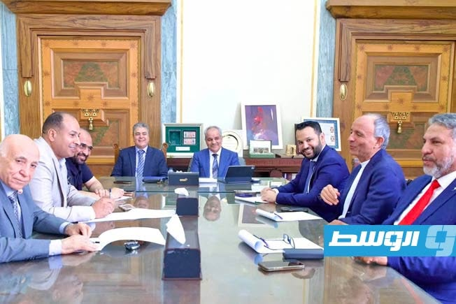 Libya_amraa's tweet photo. اطّلع رئيس لجنة الشؤون المالية والاقتصادية بمجلس النواب على الإجراءات التي اتخذها المصرف المركزي لدعم الاستقرار المالي والنقدي، في إطار متابعة السياسات الاقتصادية وتعزيز التنسيق بين الجهات المعنية بما يسهم في الحفاظ على استقرار الاقتصاد. 
#ليبيا #المصرف_المركزي https://t.co/5HcLn2tXe8