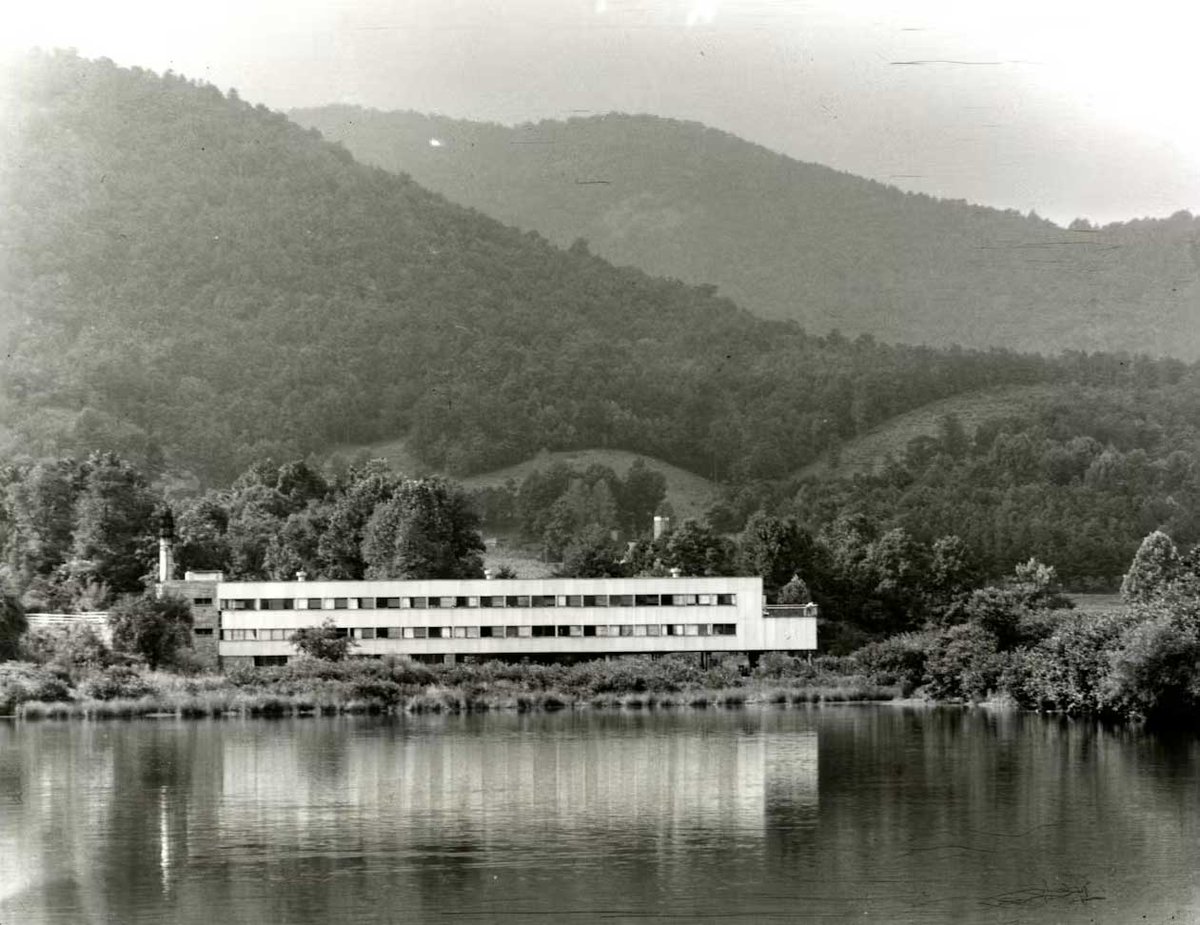 archpaper's tweet photo. The World Monuments Fund (WMF) issued a new list of ten historic sites in the U.S. that are at risk and in urgent need of preservation. The list includes Dallas City Hall and Black Mountain College Studies Building.
https://t.co/mOAd33nOov https://t.co/WF6KrCa17N