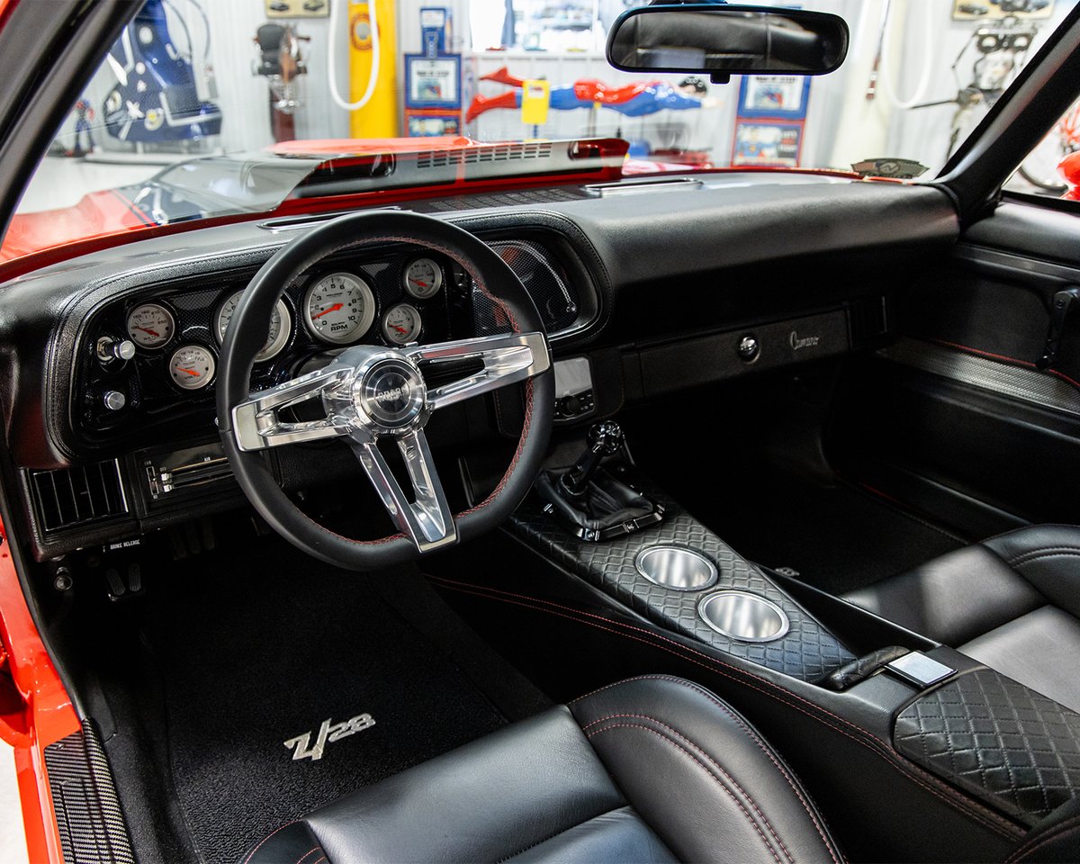 Barrett_Jackson's tweet photo. Z/28 muscle at its finest! This custom 1970 @chevrolet Camaro Z/28 sold for $275,000 at the inaugural Columbus Auction. Consign your collector vehicle today for the Las Vegas Auction, Sept. 10-12 in the West Hall of the Convention Center.

Learn more: https://t.co/sXlEAD0hQK https://t.co/bH52RYWO2X