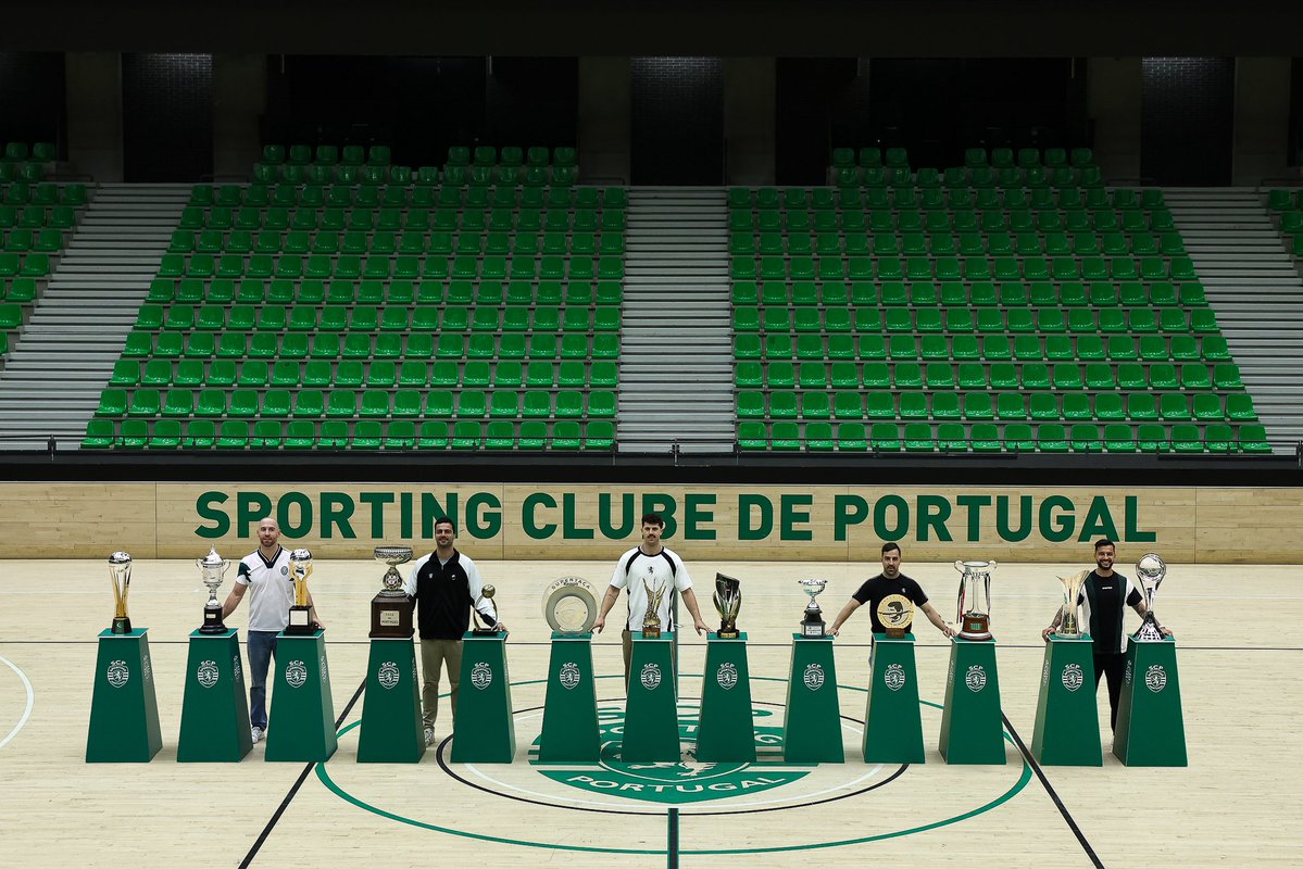 SportingCP's tweet photo. 🏆 Liga dos Campeões de Futsal
🏆 Campeonato do Mundo de Clubes de Hóquei 
🏆🏆 Campeonato Nacional de Andebol e Voleibol 
🏆🏆🏆🏆 Taça de Portugal de Andebol, Basquetebol, Hóquei e Voleibol 
🏆🏆🏆🏆 Supertaça de Andebol, Futsal, Hóquei e Voleibol 
🏆 Taça Hugo dos Santos de Basquetebol 

A época 𝙢𝙖𝙞𝙨 𝙩𝙞𝙩𝙪𝙡𝙖𝙙𝙖 𝙙𝙚 𝙨𝙚𝙢𝙥𝙧𝙚 das #ModalidadesSCP de pavilhão 🦁🤝