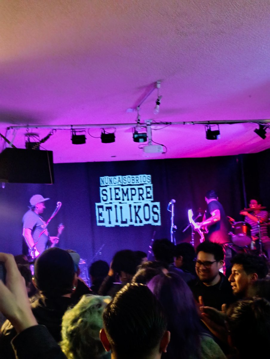 FernandaSoteloA's tweet photo. ¡Siempre etilikos! 🍻🔥🤘🏻💀 https://t.co/e1eae6JzYo