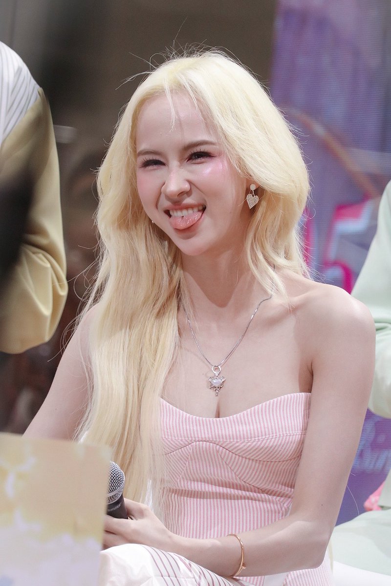 dimopeach's tweet photo. บาร์บี้เพิ่มน้ำตาล เพราะหวานเป็นพิเศษ 💕

#Hannah4EVE https://t.co/OtMgJLO7ux